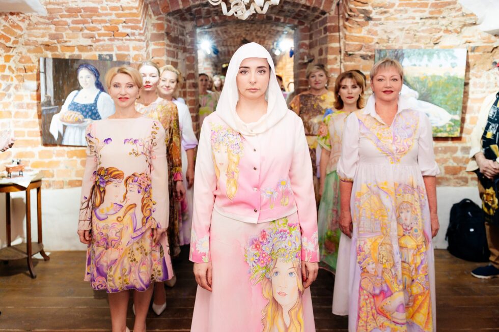 Участницы школы в ярких образах на показе